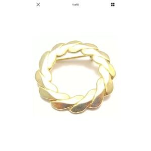 Vintage Sarah Coventry Gold Plated Round‎ Wreath Style Brooch